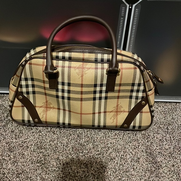 Gorgeous Burberry Purse - Picture 1 of 3
